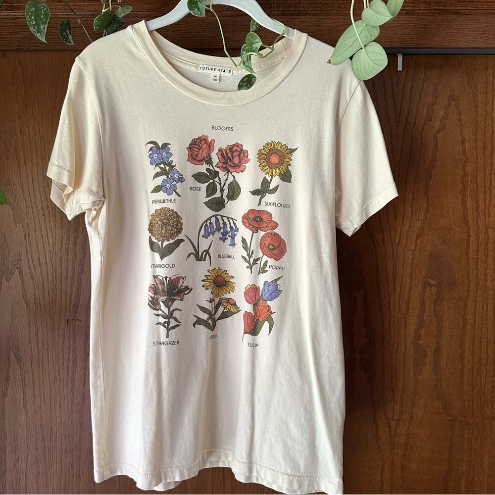 🌟 UO Future State Flower Chart Tee